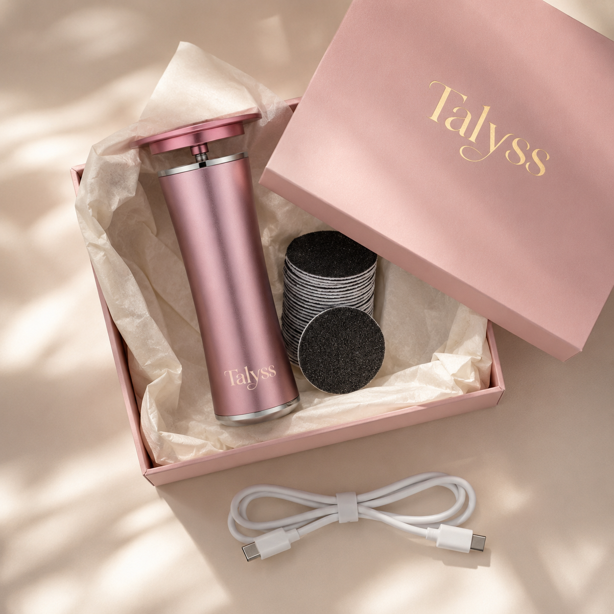 Coffret Talyss™ : ponceuse pieds électrique rose poudré, 20 disques abrasifs et câble USB-C dans leur boîte cadeau