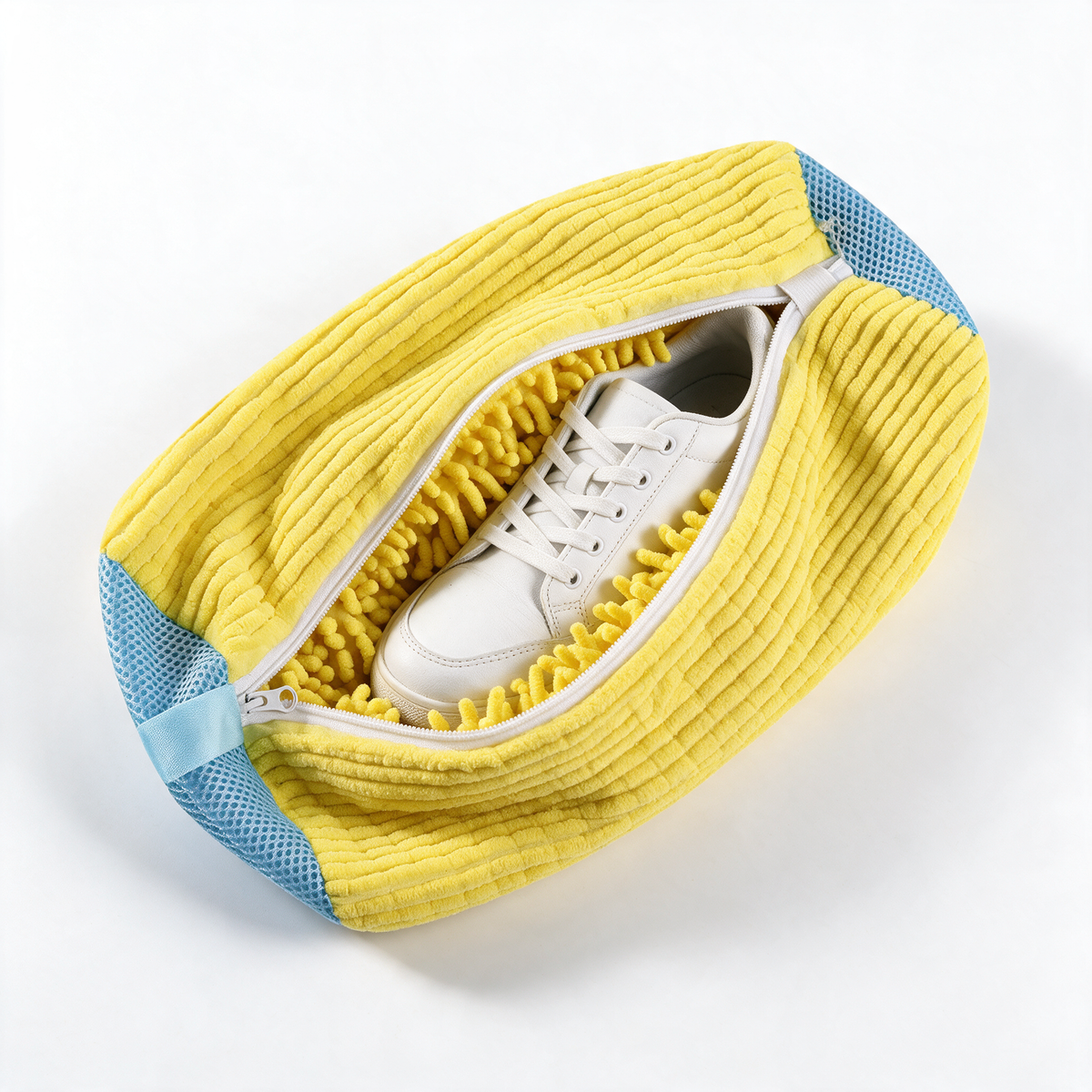 Intérieur du sac Talyss : fibres chenille jaunes, panneau mesh bleu et fermeture blanche, avec une basket blanche