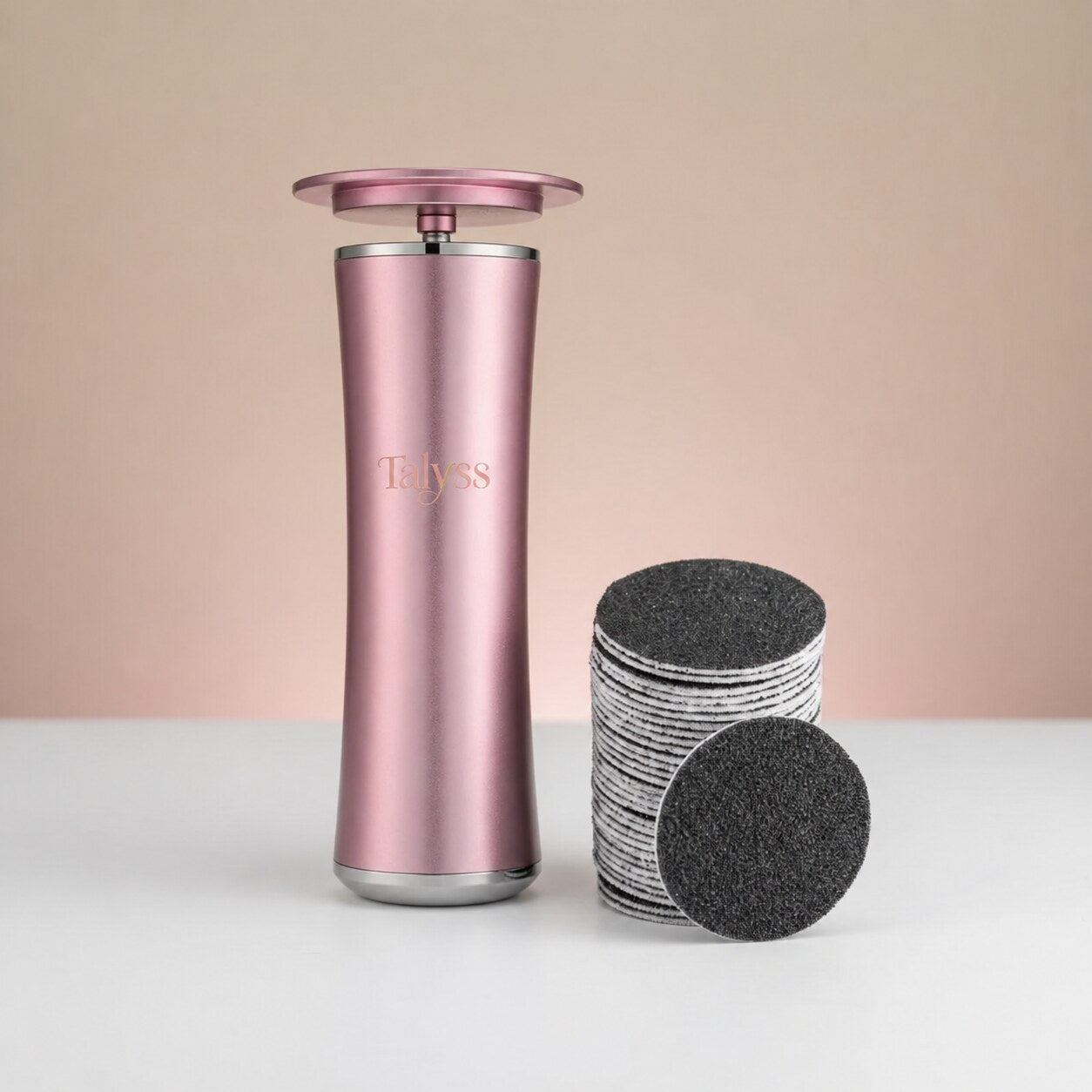 Ponceuse pieds électrique Talyss rose poudré avec pile de disques abrasifs — packshot studio
